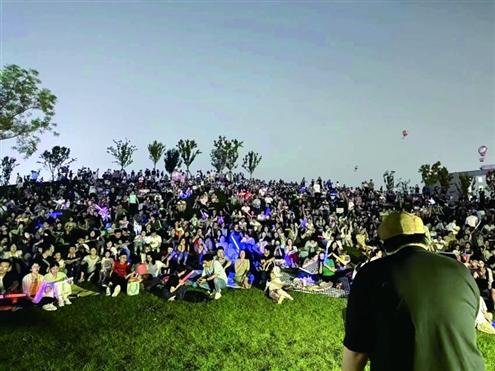 每到夜晚,菠萝山上便“长满了人” 受访者供图